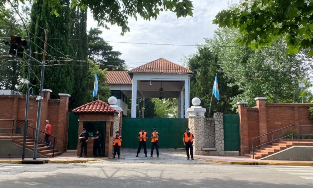 Efectivos de seguridad custodian el ingreso a la Quinta de Olivos, en referencia a los despidos en la residencia presidencial