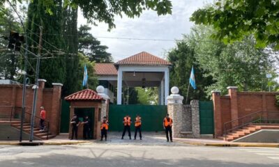 Efectivos de seguridad custodian el ingreso a la Quinta de Olivos, en referencia a los despidos en la residencia presidencial