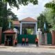 Efectivos de seguridad custodian el ingreso a la Quinta de Olivos, en referencia a los despidos en la residencia presidencial