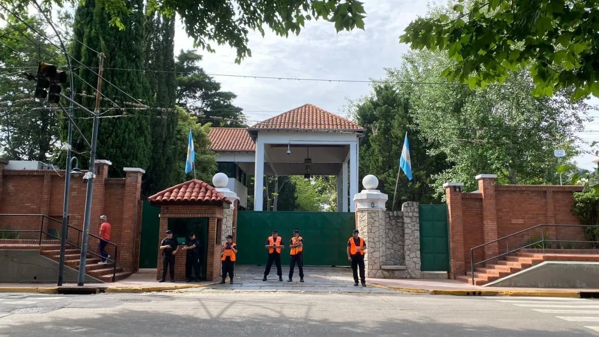 Efectivos de seguridad custodian el ingreso a la Quinta de Olivos, en referencia a los despidos en la residencia presidencial