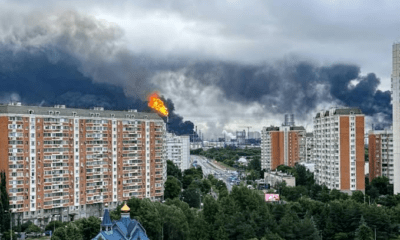 Incendio y humo tras un ataque a una refinería, en referencia al ataque en Rusia