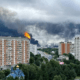 Incendio y humo tras un ataque a una refinería, en referencia al ataque en Rusia