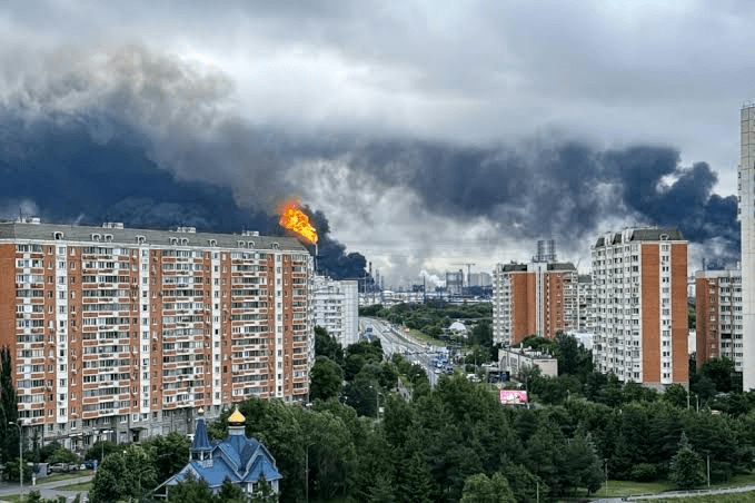 Incendio y humo tras un ataque a una refinería, en referencia al ataque en Rusia