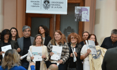 Autoridades de la UNLP con los diplomas del Honoris Causa a la Noche de los Lápices