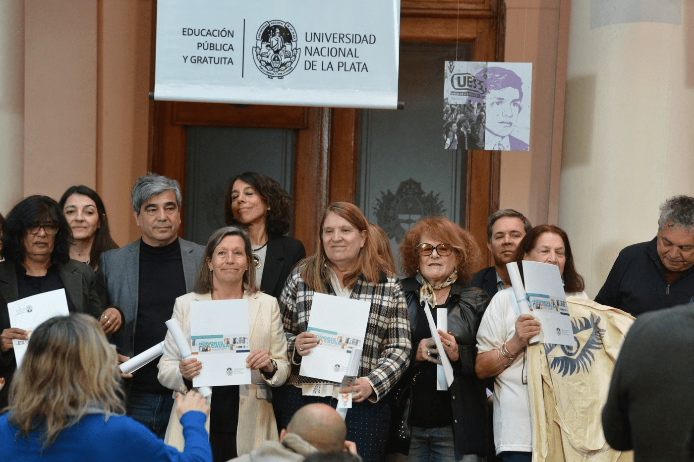 Autoridades de la UNLP con los diplomas del Honoris Causa a la Noche de los Lápices