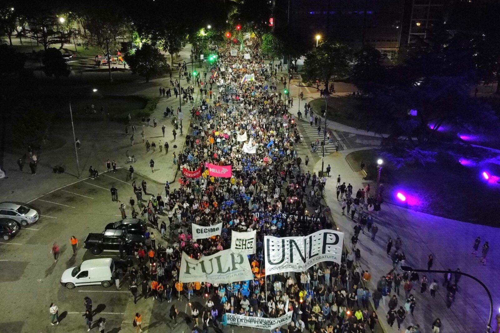 Marcha nocturna de la UNLP, sobre el paro docente en la UNLP
