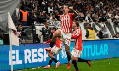 Jugador de Estudiantes de La Plata festejando un gol ante Corinthians