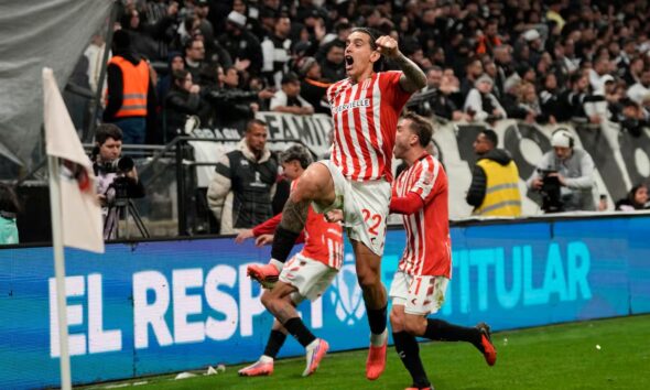 Jugador de Estudiantes de La Plata festejando un gol ante Corinthians