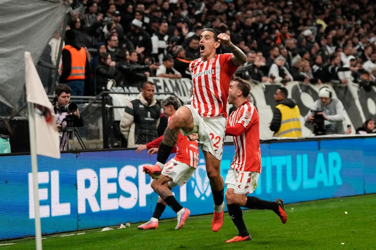 Jugador de Estudiantes de La Plata festejando un gol ante Corinthians