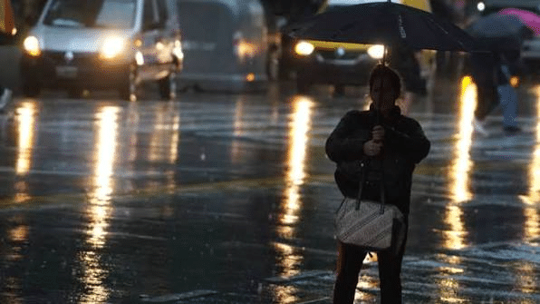 La alerta por tormentas en La Plata dejó calles anegadas