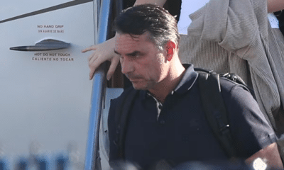 Flávio Bolsonaro bajando de un avión