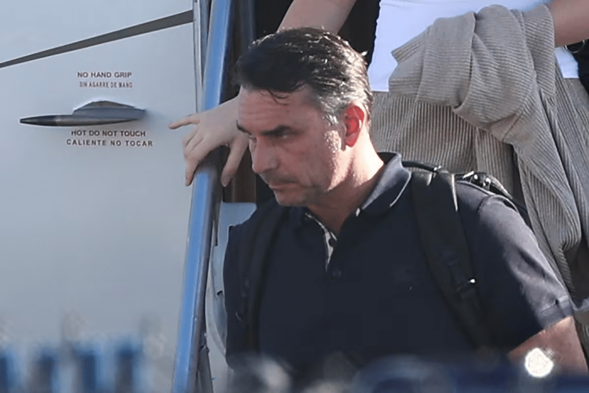 Flávio Bolsonaro bajando de un avión