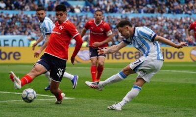 Jugadores de Racing e Independiente disputan una pelota durante el clásico de Avellaneda