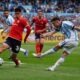 Jugadores de Racing e Independiente disputan una pelota durante el clásico de Avellaneda