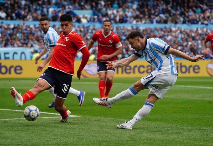 Jugadores de Racing e Independiente disputan una pelota durante el clásico de Avellaneda