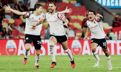 Jugadores de Estudiantes festejando la clasificación