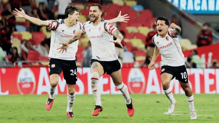 Jugadores de Estudiantes festejando la clasificación