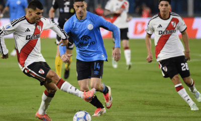 Disputa de la pelota entre un jugador de River y otro de Belgrano durante el partido en el estadio Mario Alberto Kempes