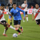 Disputa de la pelota entre un jugador de River y otro de Belgrano durante el partido en el estadio Mario Alberto Kempes