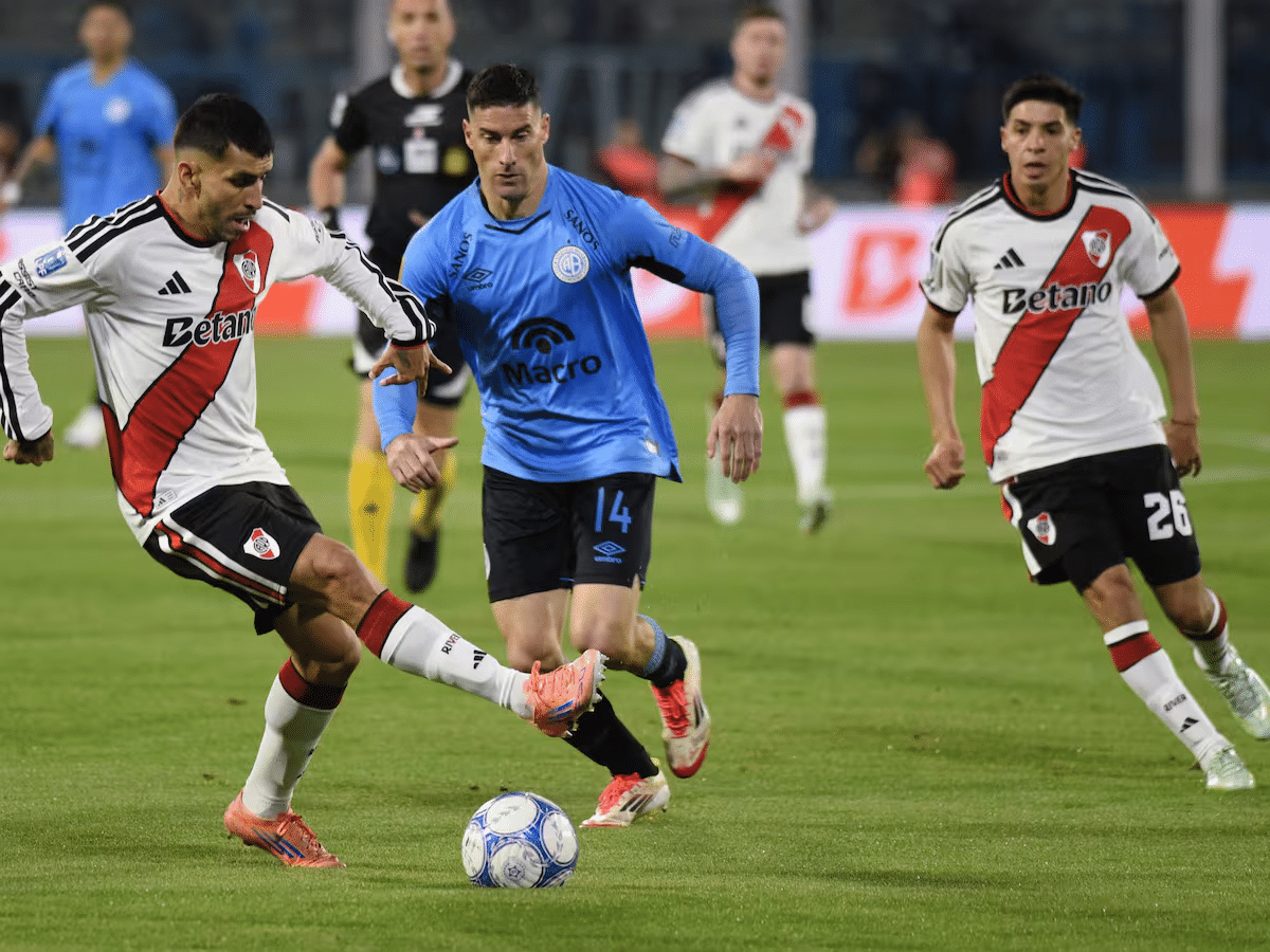 Disputa de la pelota entre un jugador de River y otro de Belgrano durante el partido en el estadio Mario Alberto Kempes