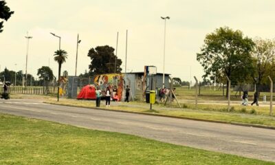 Vecinos junto a los vallados en La Loma, cerca del Estadio Único, en la previa de los shows de BTS en La Plata