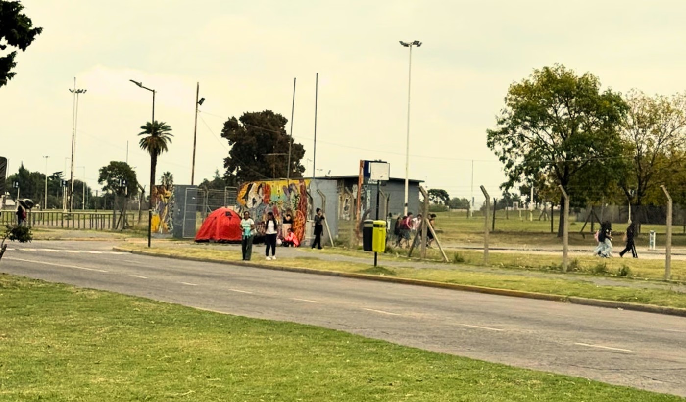 Vecinos junto a los vallados en La Loma, cerca del Estadio Único, en la previa de los shows de BTS en La Plata