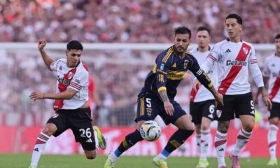 Jugadores de Boca Juniors y River Plate disputan la pelota en un Superclasico anterior
