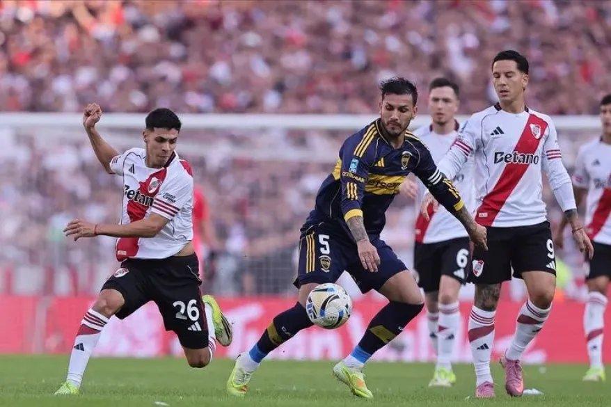 Jugadores de Boca Juniors y River Plate disputan la pelota en un Superclasico anterior