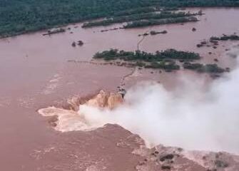 Vista aérea de las Cataratas del Iguazú con el río crecido tras una crecida histórica