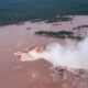 Vista aérea de las Cataratas del Iguazú con el río crecido tras una crecida histórica