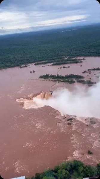 Vista aérea de las Cataratas del Iguazú con el río crecido tras una crecida histórica