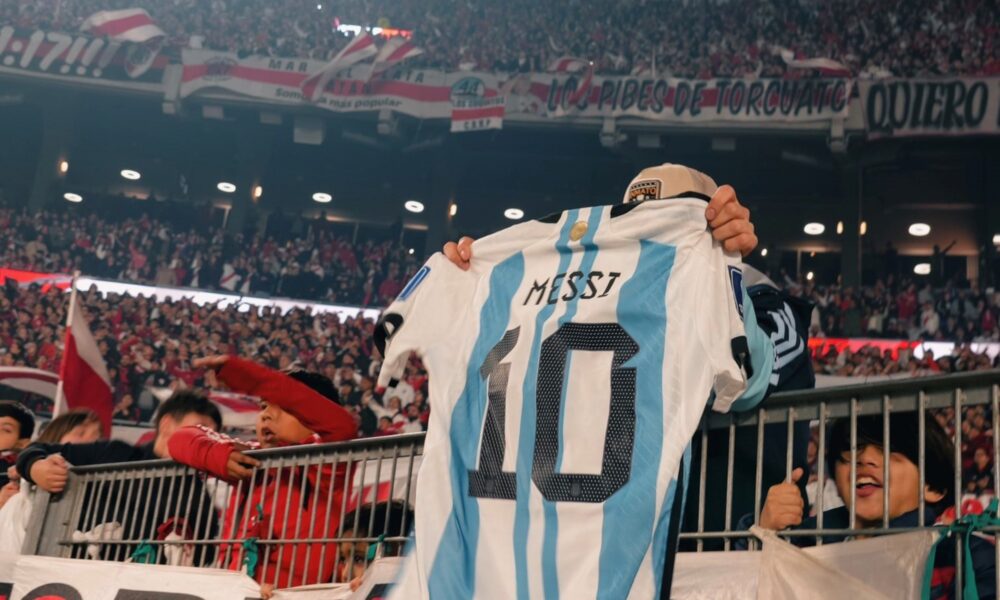 Hinchas en el Monumental en la despedida de Messi de la Selección