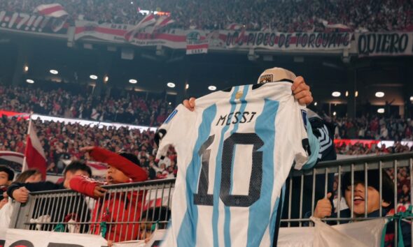 Hinchas en el Monumental en la despedida de Messi de la Selección