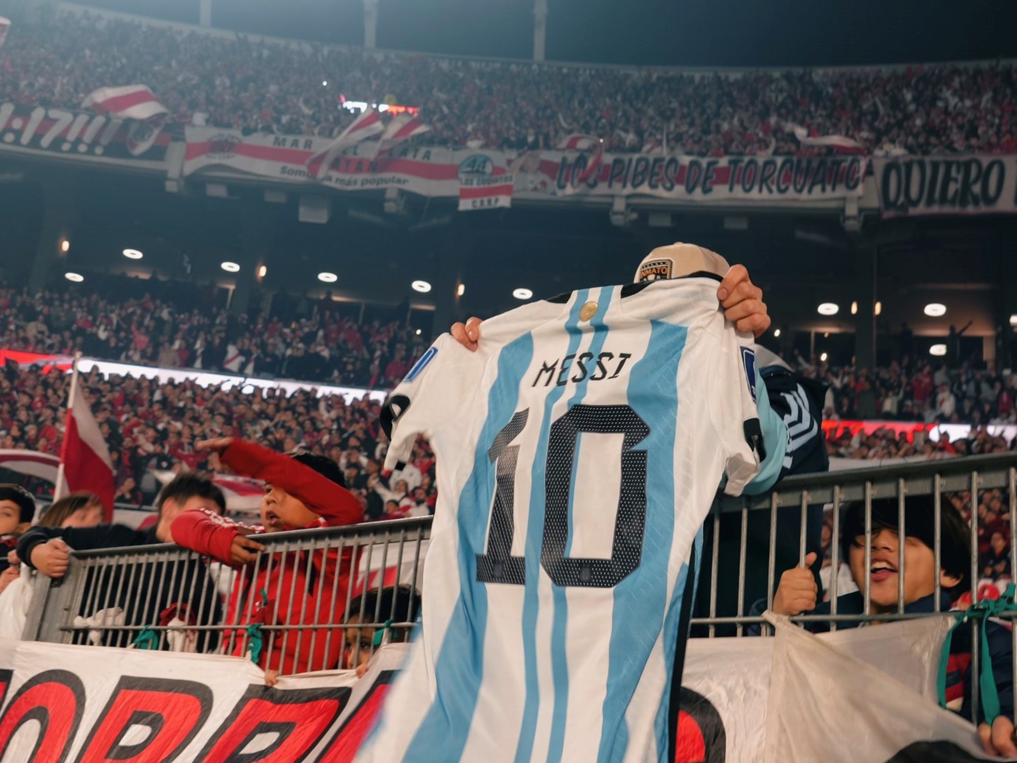 Hinchas en el Monumental en la despedida de Messi de la Selección