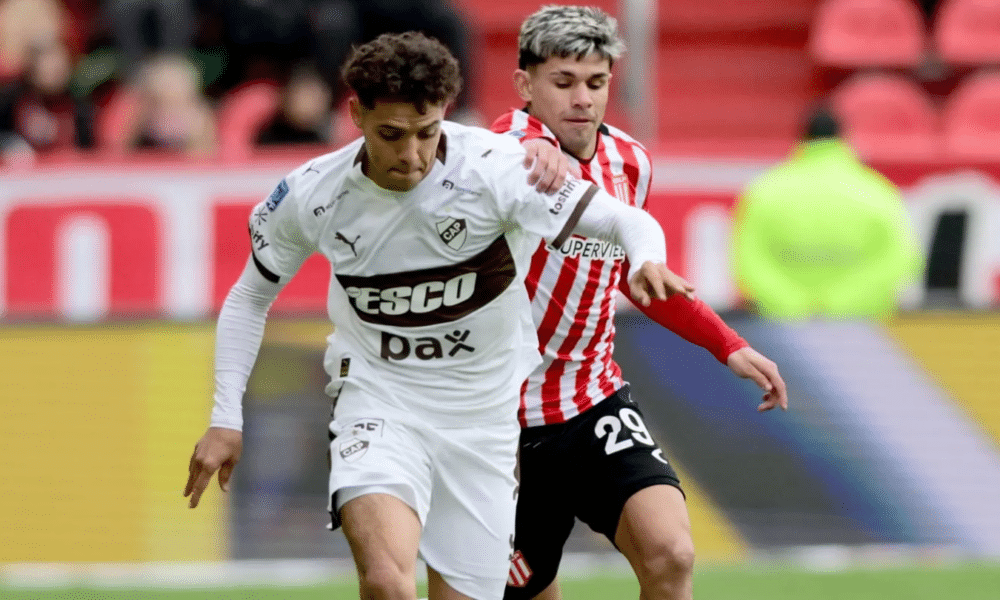 Un jugador de Estudiantes disputa la pelota con uno de Platense en el cruce de cuartos de final de la Copa Argentina