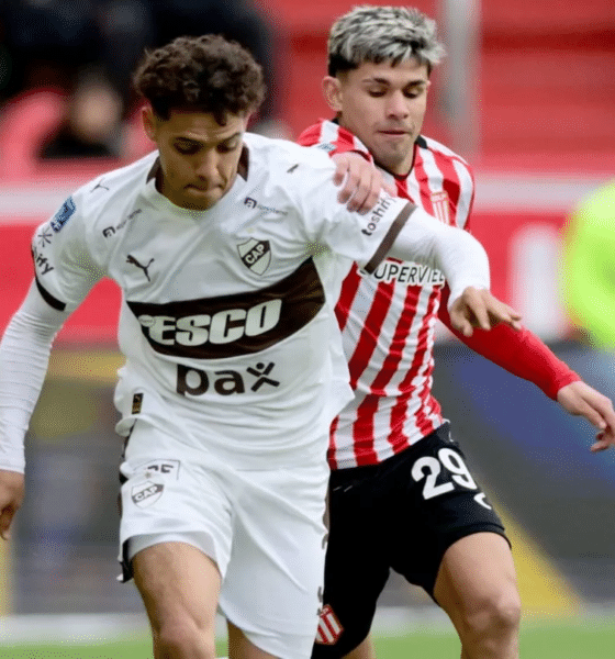 Un jugador de Estudiantes disputa la pelota con uno de Platense en el cruce de cuartos de final de la Copa Argentina