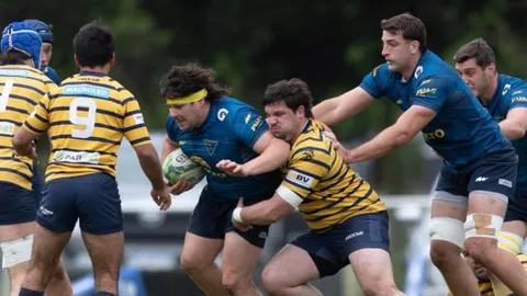 La Plata Rugby Club con la pelota en un ataque ante Regatas Bella Vista por el Top 14 de la URBA