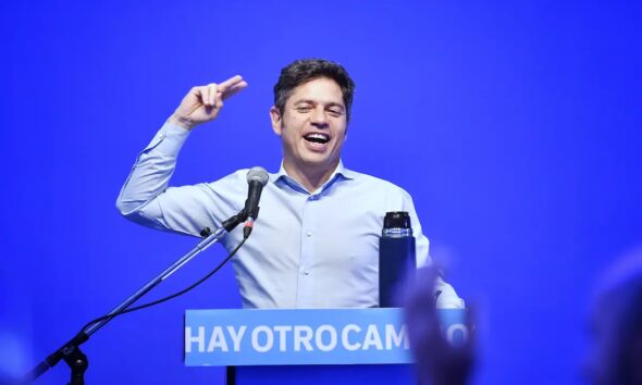 Axel Kicillof en un acto, frente opositor a Milei