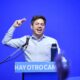 Axel Kicillof en un acto, frente opositor a Milei