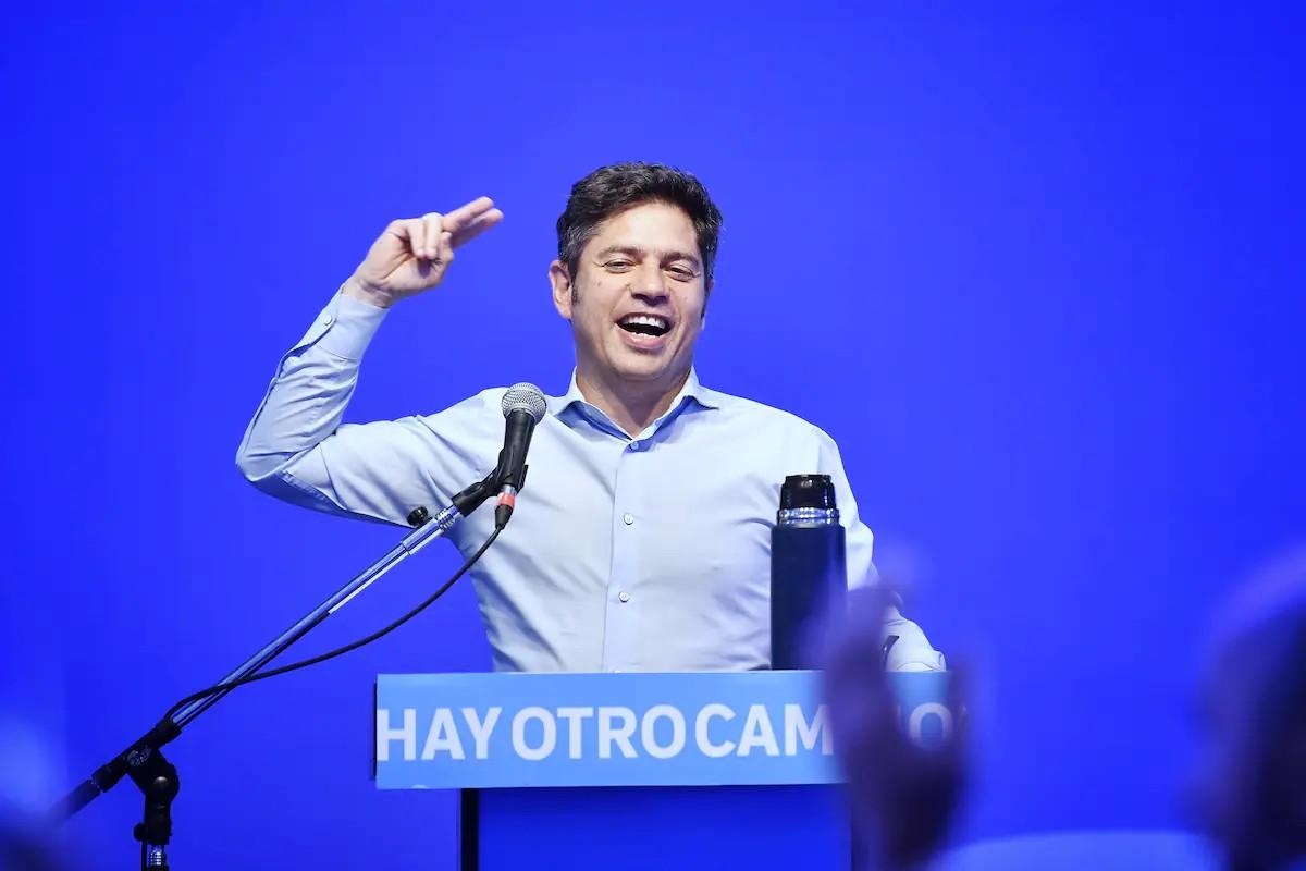 Axel Kicillof en un acto, frente opositor a Milei