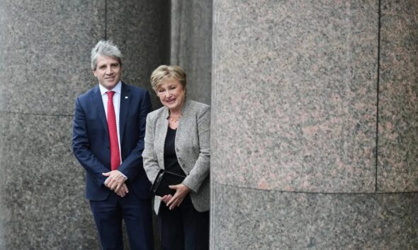 Luis Caputo y Kristalina Georgieva, revisión del acuerdo con el FMI