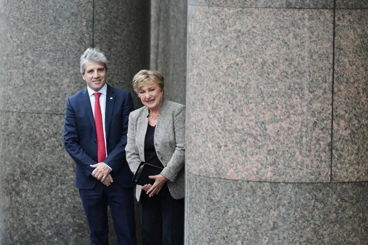 Luis Caputo y Kristalina Georgieva, revisión del acuerdo con el FMI