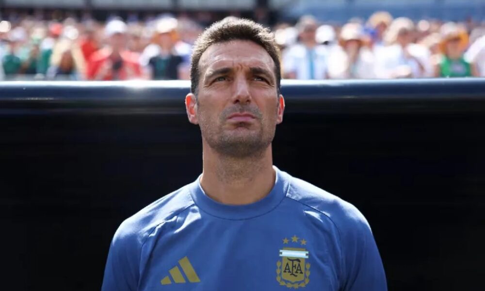 La lista de Scaloni sin Messi: el entrenador de la Selección en un entrenamiento