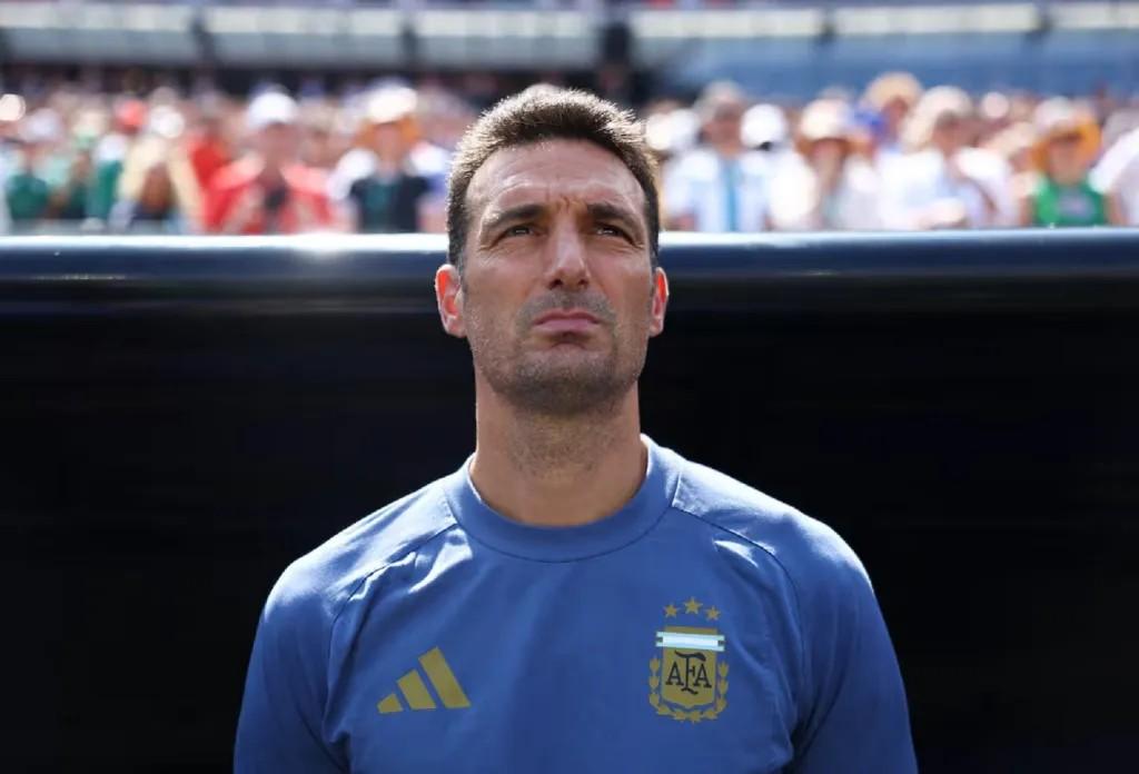 La lista de Scaloni sin Messi: el entrenador de la Selección en un entrenamiento