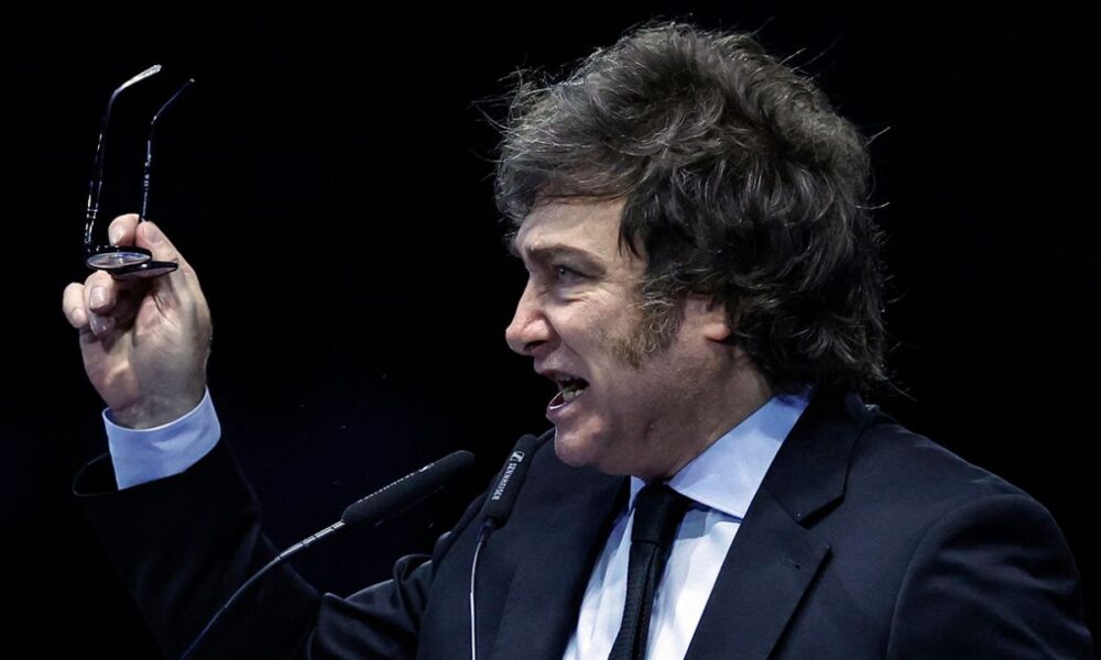 Milei junto a funcionarios en una reunión por los gobernadores aliados por el Presupuesto 2027