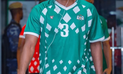 Un jugador de la selección de Burkina Faso con la camiseta de su equipo