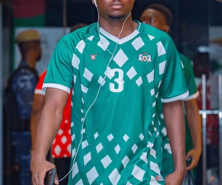 Un jugador de la selección de Burkina Faso con la camiseta de su equipo