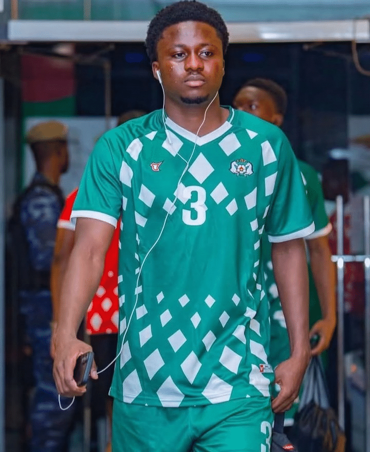 Un jugador de la selección de Burkina Faso con la camiseta de su equipo