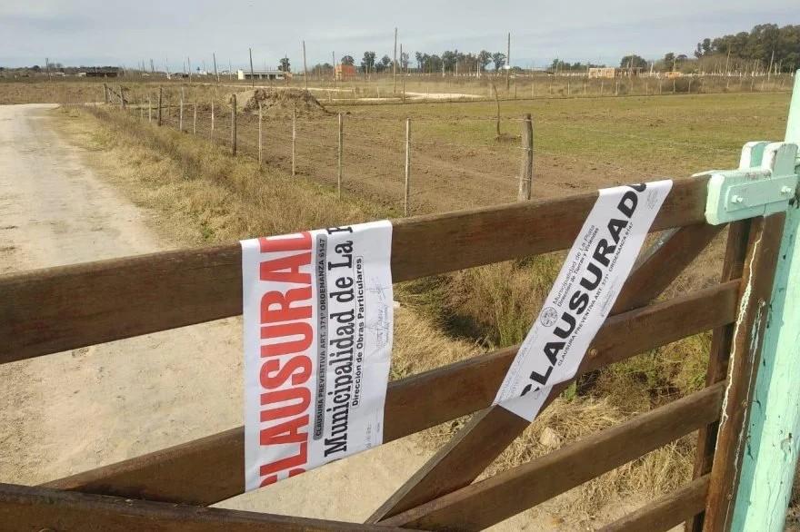 Loteos ilegales en La Plata, cartel de clausura municipal