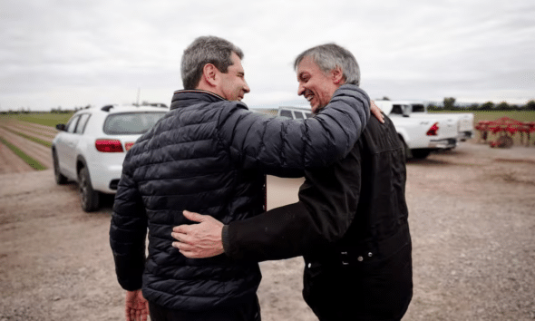 Máximo Kirchner y Sergio Uñac se abrazan en San Juan, en el marco de la jornada por la unidad del PJ de cara a 2027